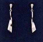 Wholesale jewelry fashion impoter distributes cz gemstone earrings. Elegantly fashionable rhodium plated hanging earings with cz stone centered at bottom.