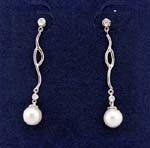 China manufacturing outlet supplies wholesale jewelry gifts from online import dealer. Cz stone in stud and above imitation pearl that are connected by curved rhodium plated poles