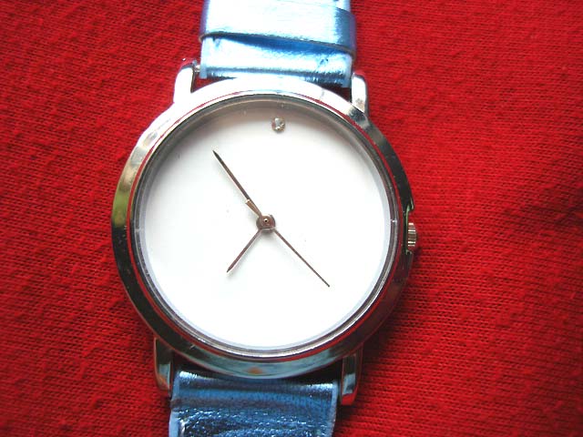 Classic circular framed watch with metallic blue strap - Crafted watches online store